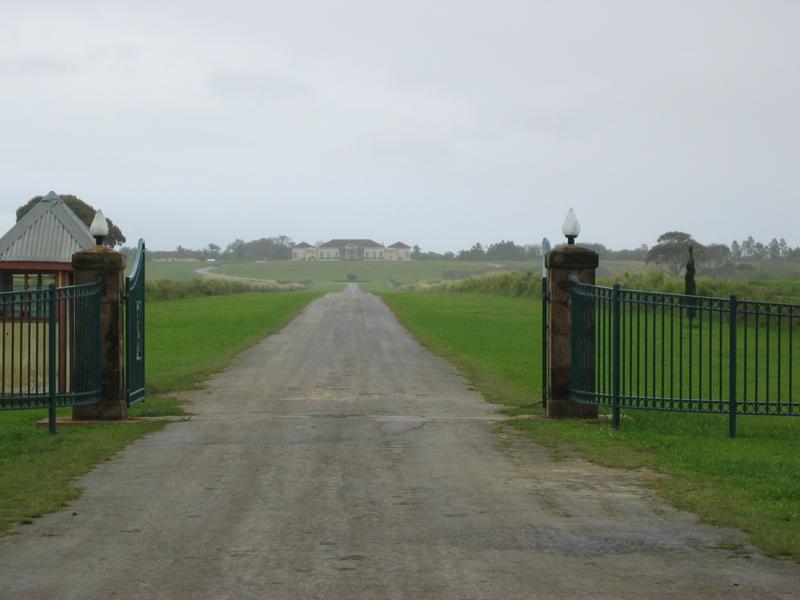 The fence around the Palace barely extends beyond this photo.
Click for photo quality image
Warning photo quality image size is 728K