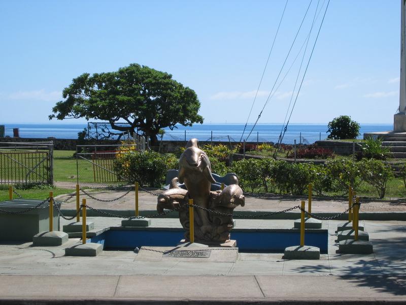 Dolphin Fountain outside the King's Palace
Click for photo quality image
Warning photo quality image size is 1.0M