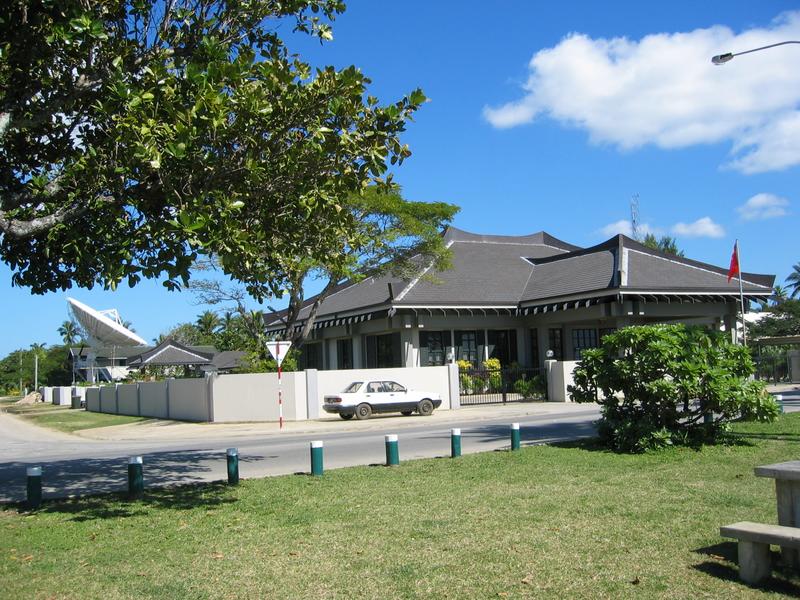 Chinese Embassy. Notice the huge dish in the background. Amazing what somepeople will do to catch Test Rugby.
Click for photo quality image
Warning photo quality image size is 1.5M